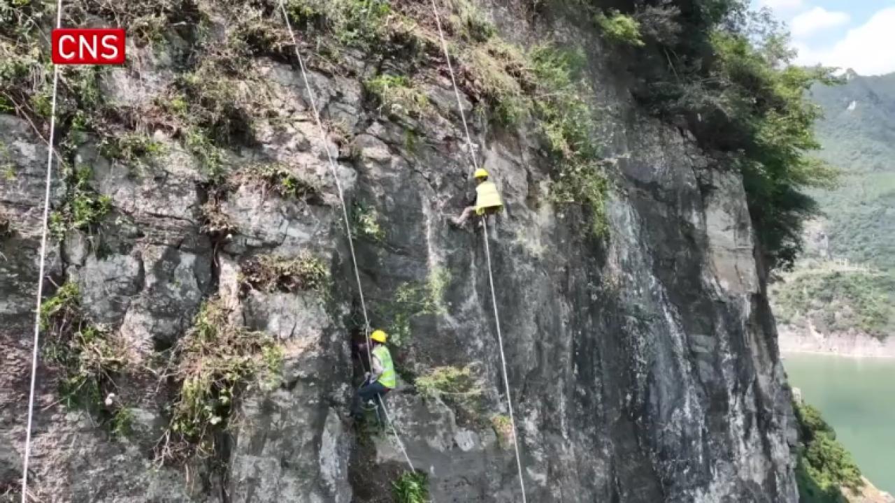 Cliff-side 'Spiderman' ensures safety at Three Gorges Reservoir area