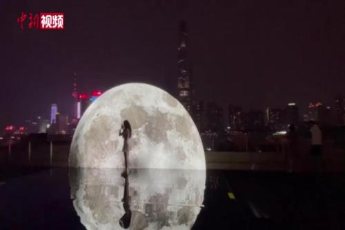 心動！上海外灘升起“超級月亮”