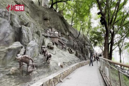 重庆一临崖峭壁现巨型艺术浮雕 吸引民众打卡