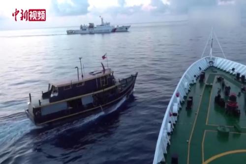 现场画面：中国海警依法拦阻菲律宾船只