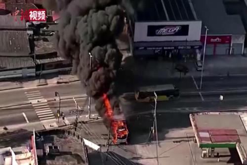 巴西里约发生骚乱 至少35辆大巴车被烧毁