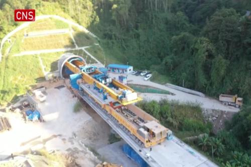 Meizhou-Longchuan high-speed railway completes girder erection construction