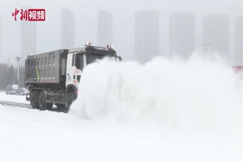 黑龙江双鸭山：近千人清雪保畅通