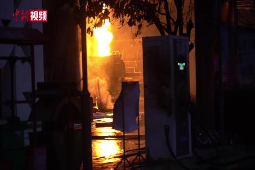 四川邛名高速公路名山服務區一油罐車起火燃燒