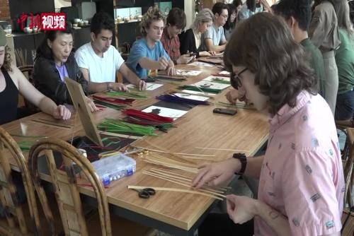 美國大學生在川拜師學藝 感受小竹子“編”出大世界