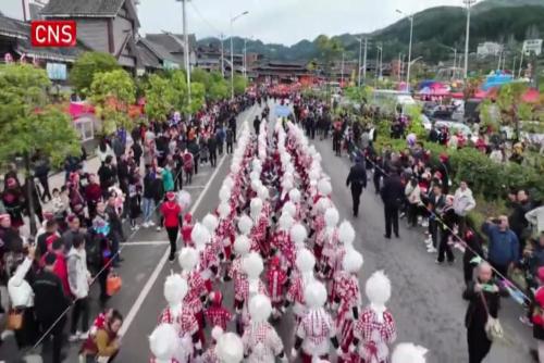 Miao people in Guizhou celebrate Lusheng Festival with beauteous silver ornaments
