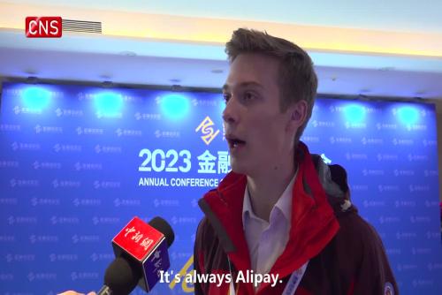 Foreign visitors to China comment on mobile payments