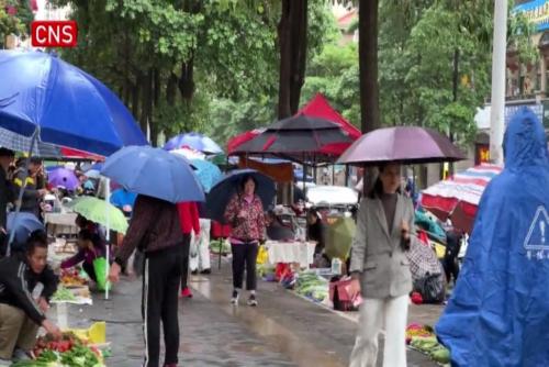 S China experiences sudden temperature drop