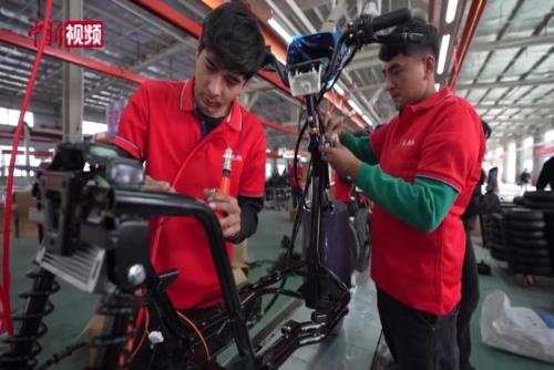 新疆兄弟家门口就业 制造电动摩托车出口中亚