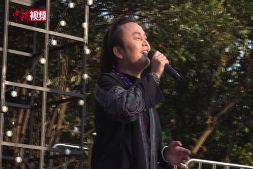 贵阳上演路边音乐会 观众与歌手实现“双向奔赴”