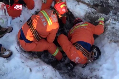 哈尔滨：直击女童坠雪坑救援现场