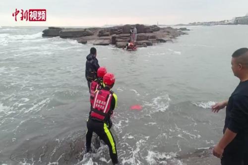 福建五名游客登礁观海遇涨潮被困 救援人员下水架绳施救
