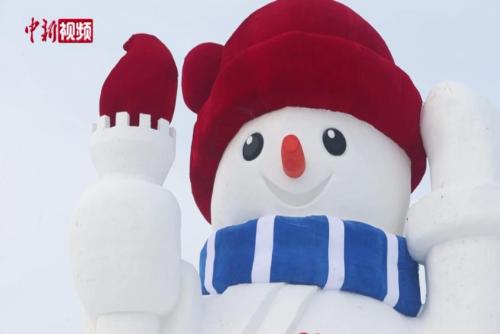 哈尔滨：今冬首个“大雪人”主体完工