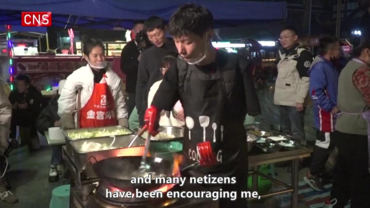 'I want to be a good role model for my children': one-armed single father sells stir-fried noodles by himself 