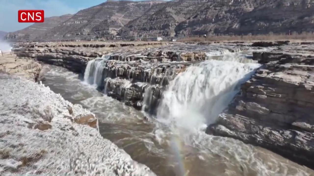 Rainbow, icicles seen on Yellow River's Hukou Waterfall