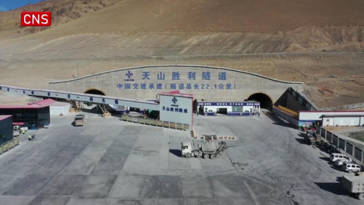 World's longest highway tunnel under construction makes new progress in Xinjiang