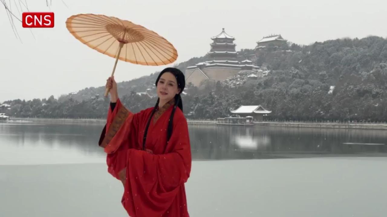 Tourists enjoy Beijing Summer Palace in snow