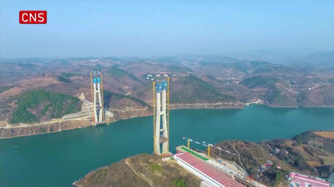 First tower of largest span beam truss composite structure cable-stayed bridge in China capped