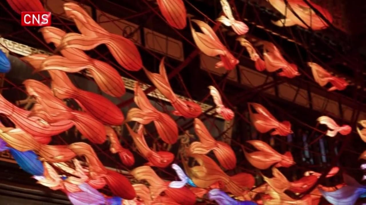 Colorful lanterns add festive atmosphere to Shanghai 