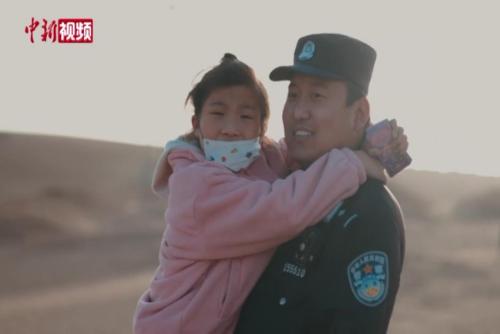 內蒙古大漠深處的“警察老師”