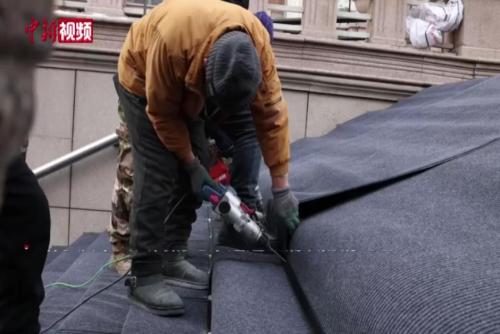 防止滑倒 哈尔滨中央大街地下通道铺地毯