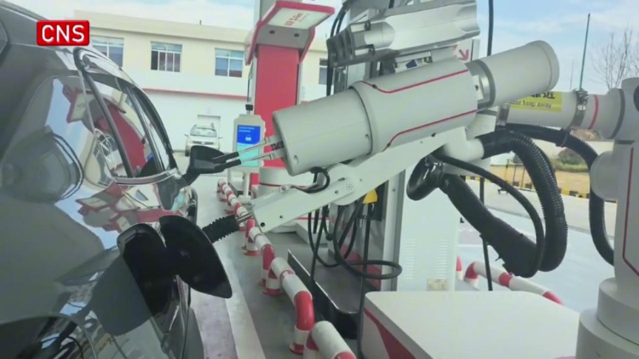 Refueling robots put into use in China's Changsha