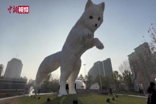 巨型“北極狐”藝術裝置現身上海街頭