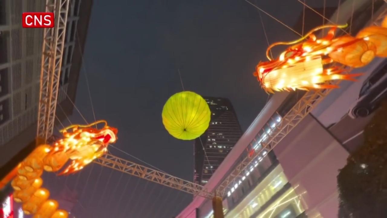 170-meter-long dragon-shaped lanterns illuminate night sky of Chongqing
