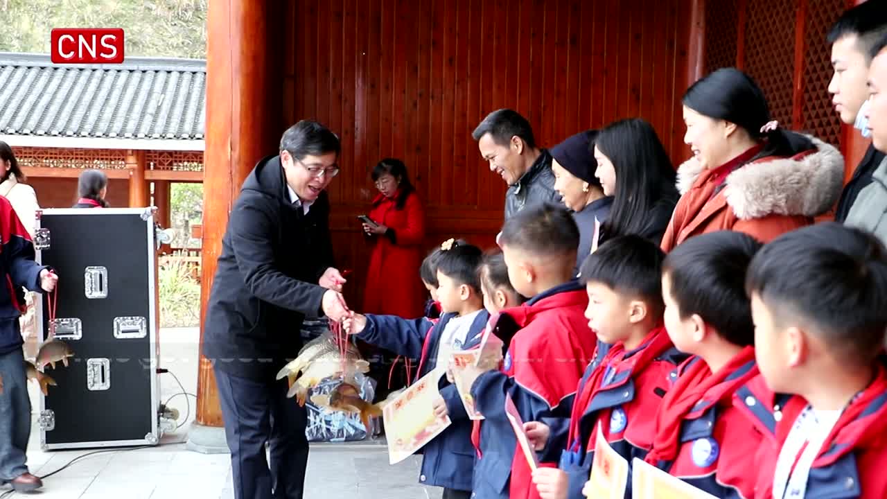 Primary school in S China awards live carp to best-performing students