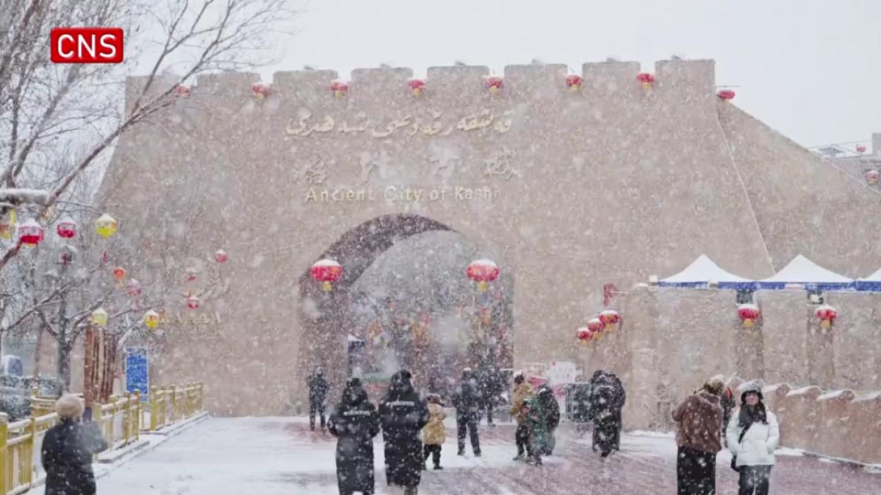 Xinjiang's Kashgar welcomes first snow in 2024
