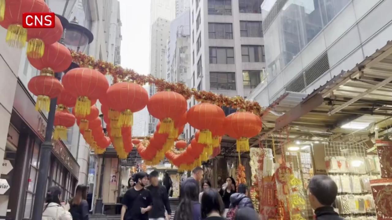 Spring Festival decorations lure residents, tourists in Hong Kong 
