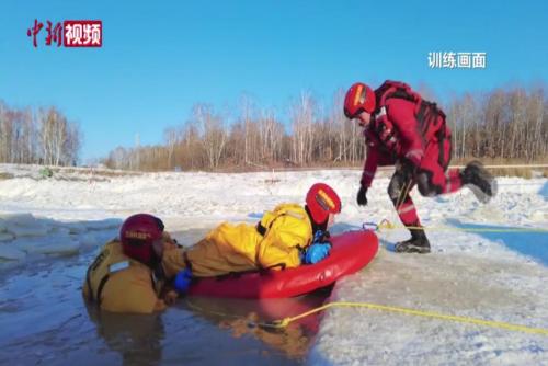 零下30℃！消防員入冰水進行冰域救援技術訓練
