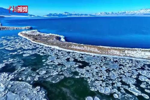 新疆賽里木湖進入結冰期