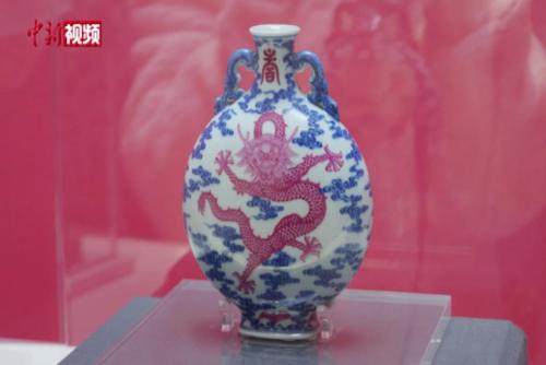 景德鎮窯青花胭脂紅云龍紋雙耳扁瓶：中西文化交流的見證