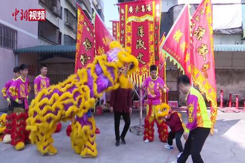 广东舞狮女孩和舞狮队的“奇遇”