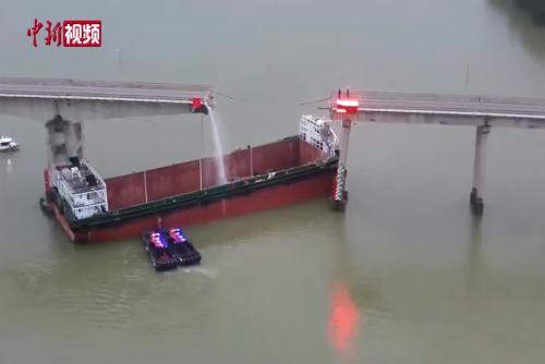 廣州南沙瀝心沙大橋被船只撞斷