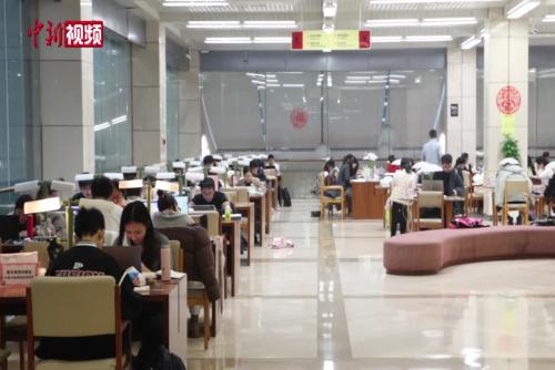 杭州：假期余额不足 图书馆“收心大军”涌入