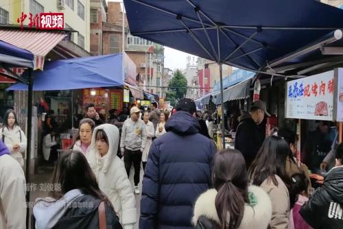 广西柳州寒潮至 菜市场旅游“热度”不减