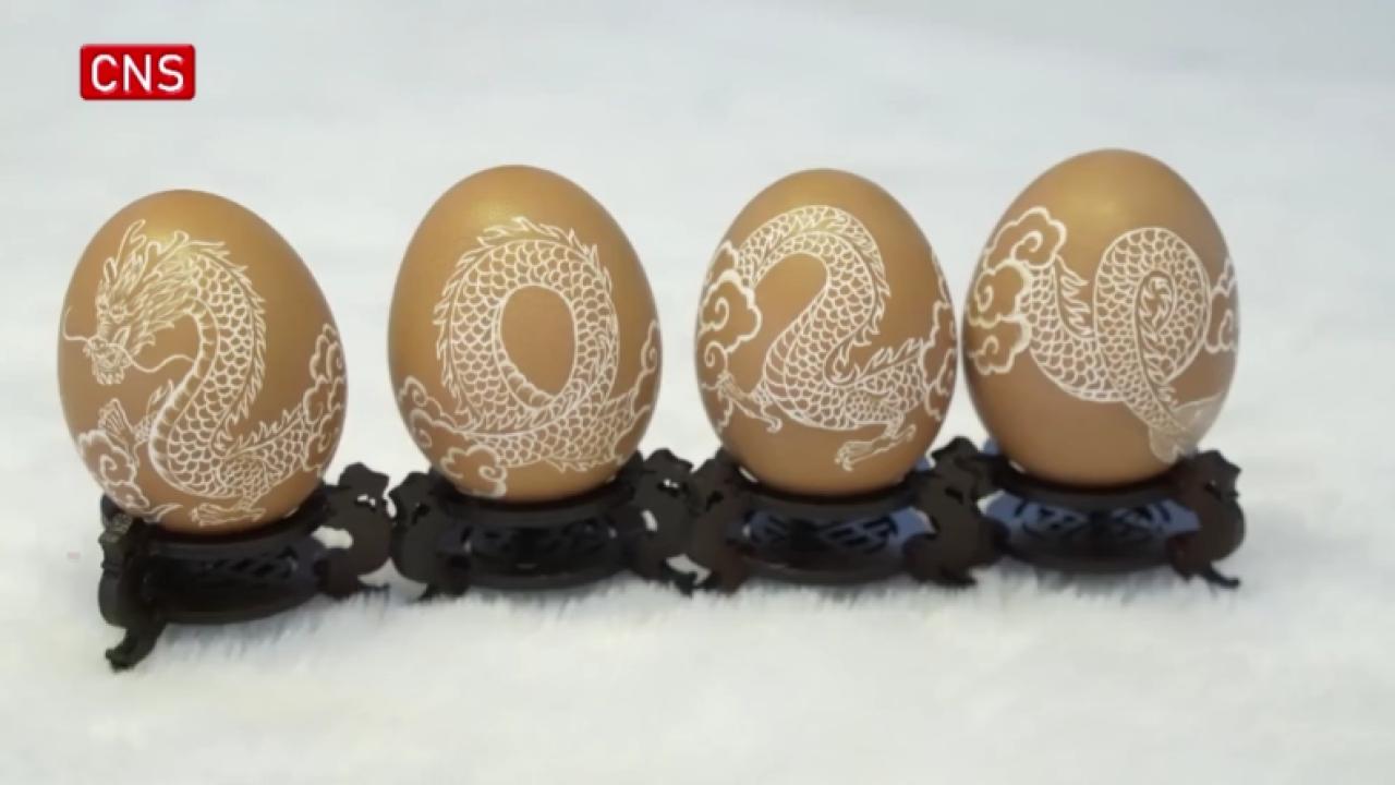 Folk artist in N China's Hebei carves Chinese dragon on eggshells