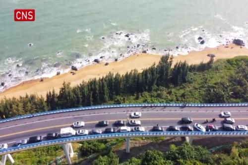 Island highway loop boosts tourism in China's Hawaii