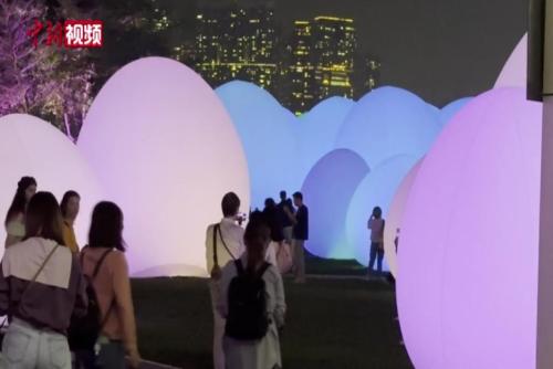 香港维多利亚港展出发光蛋形艺术装置