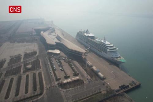 Int'l cruise ship carrying nearly 2,000 tourists arrives in China's Tianjin