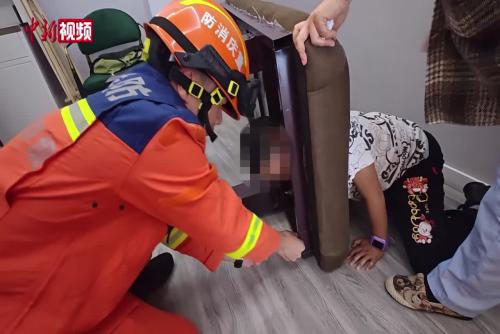 一孩子头部被困按摩床洞口 消防破拆救援