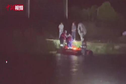 福州消防紧急救援6名被洪水围困村民