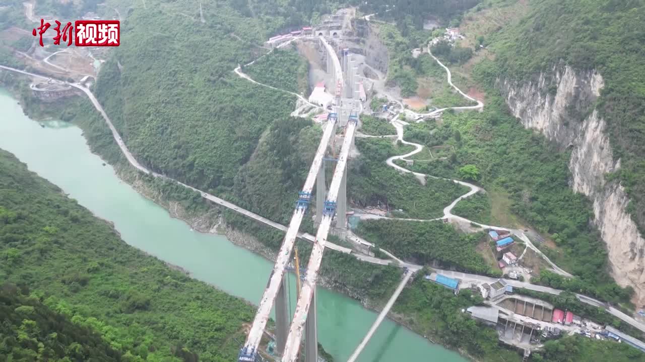 “五一”假期渝湘复线高速建设“不打烊”-中新经纬