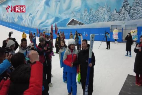 五一假期 冬奥冠军徐梦桃与民众乐享“冰雪运动”
