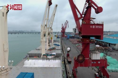 “中国造”全球最大多用途纸浆船首航厦门港