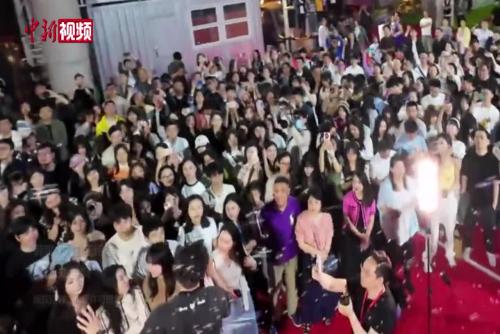 重庆：“桥下音乐会”展现年轻人的活力夜生活