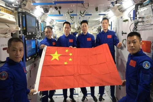 神舟飞船搭载的五星红旗将在中国各地传递