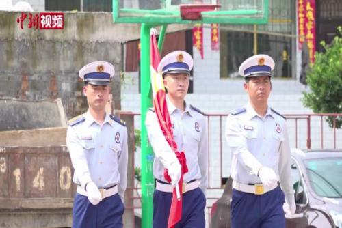 “六一”故事：贵州消防员每周一坚持为乡村校点升国旗